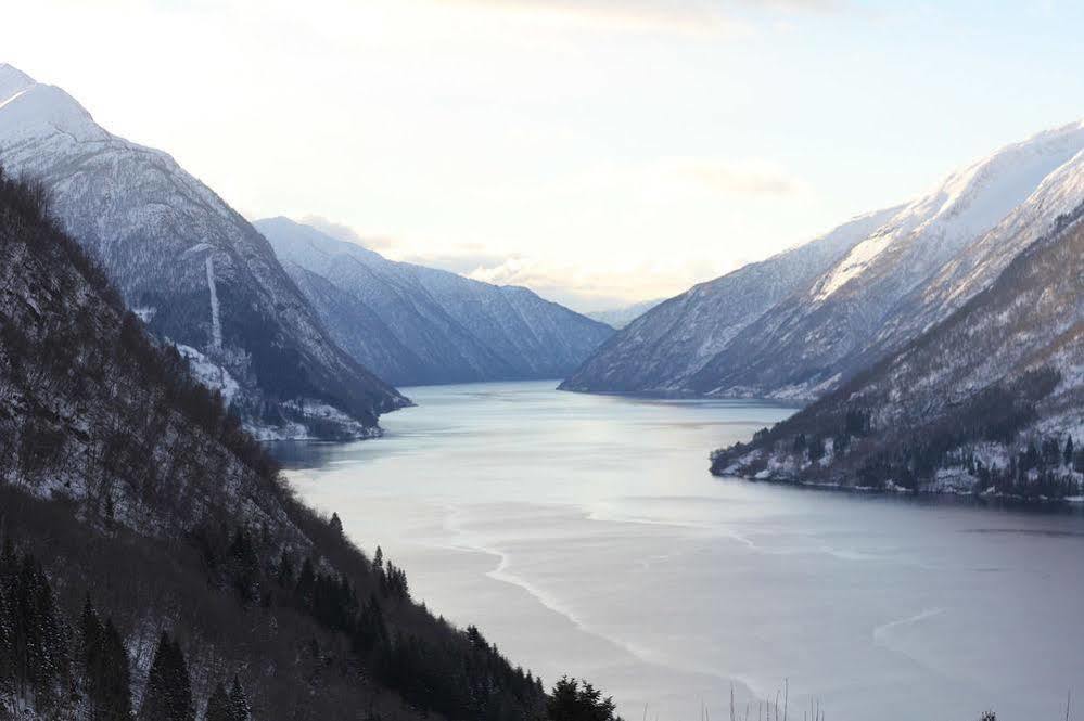 Fjaerland Fjordstove Hotell - Huseby Hotelldrift As Exterior photo